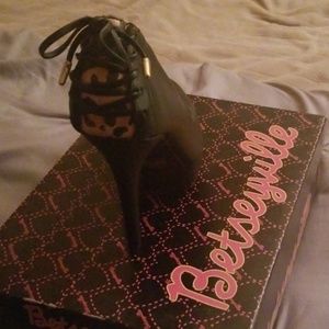 Betseyville black pumps